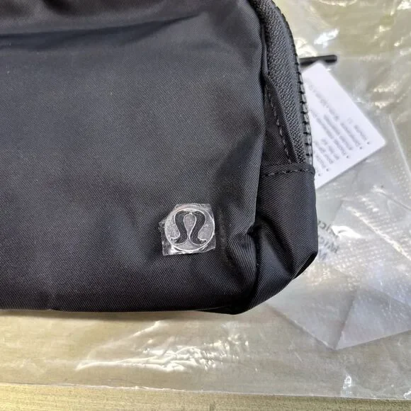 Lululemon Everywhere Belt Bag 1L with Logo Strap Black NWT - Picture 3 of 9